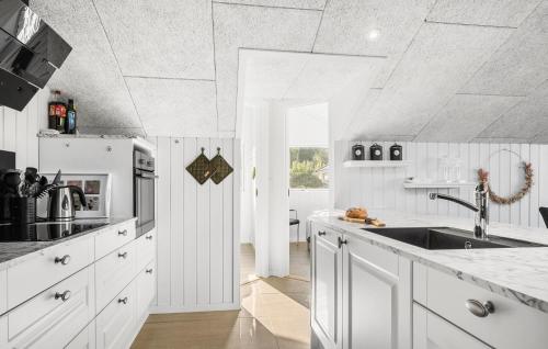 ห้องครัว, 5 Bedroom Cozy Home In Hejls in ไฮย์ลสมินเดอ