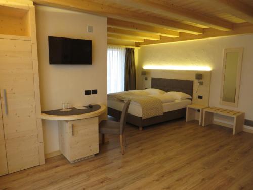 Junior Suite with Balcony image 6