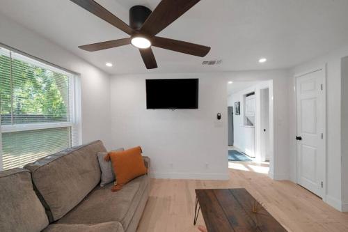 Walk To A-Train, Mins To TWU And UNT! 2BR In Denton in Denton, USA