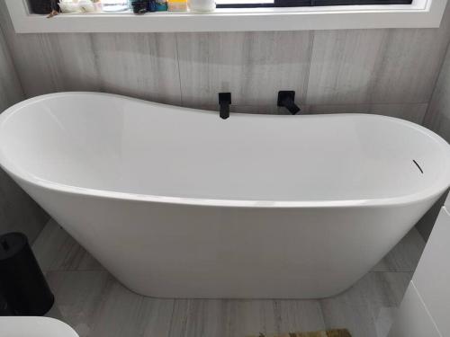 Newly built cheerful 3D Bedhouse, Tawa, Wellington in ทาวา