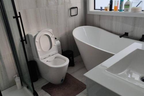 Newly built cheerful 3D Bedhouse, Tawa, Wellington in ทาวา