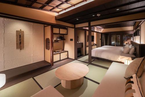 Twin Room image 9