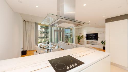 Shared lounge/TV area, Bluewaters Island - Luxury 2BR with Ain View by TLRE Holiday Homes in Bluewaters Island