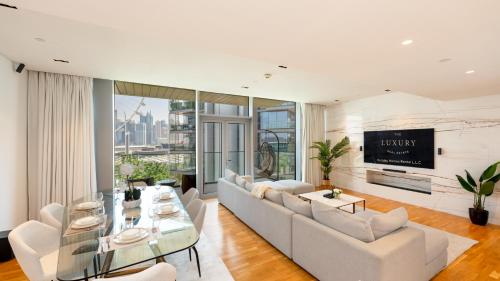 Shared lounge/TV area, Bluewaters Island - Luxury 2BR with Ain View by TLRE Holiday Homes in Bluewaters Island