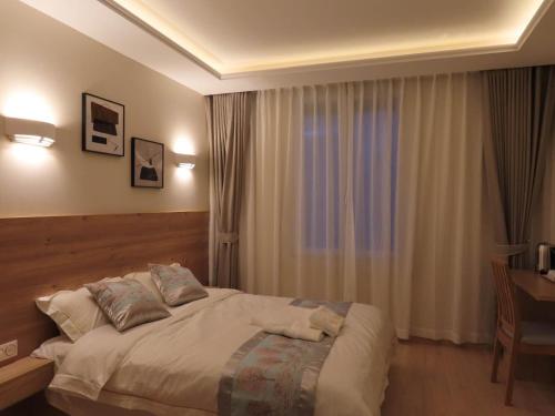 Chambre avec grand lit et salle de bain privative pour 2 personnes chambre d'hôte Seine-Saint-Denis