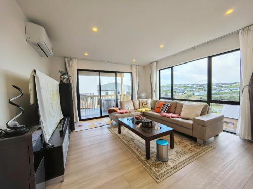 صالة مشتركة/ منطقة التلفزيون, Orewa New house with view on deck near Cafe,bush & river in أوريوا