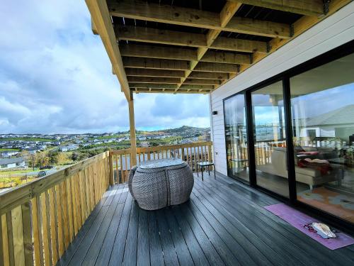 المنطقة المحيطة, Orewa New house with view on deck near Cafe,bush & river in أوريوا