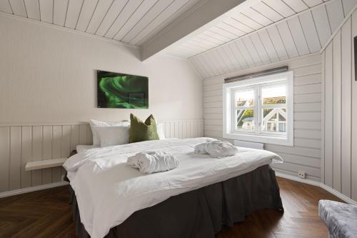 Deluxe Four Bedroom Apartment image 10