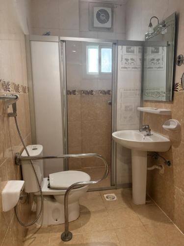 غرفة وصالة ومطبخ ودورة مياة - image 5