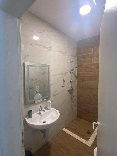 Studio Apartment with Sea View image 4