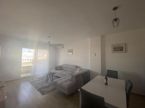 One-Bedroom Apartment image 5