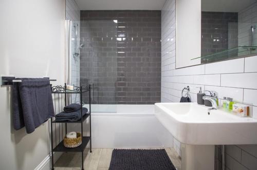 Bay Tree Apartments - main image