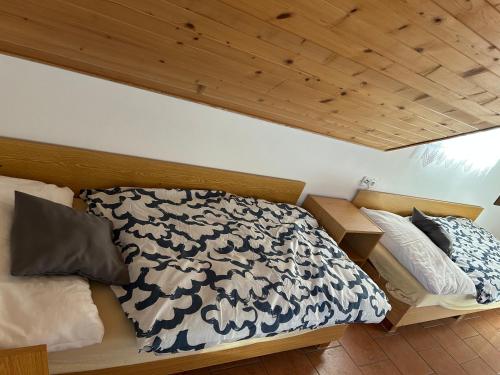 1 double bed, 2 twin beds