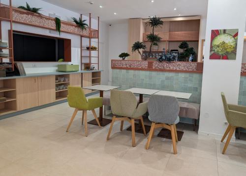 Ételek és italok, Hotel Carre Vieux Port near Nouvelle Katedrális Major