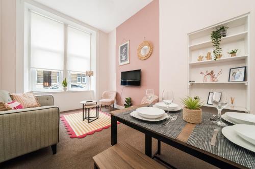 4 Beds - City Gateway Getaway with Free Parking, Glasgow