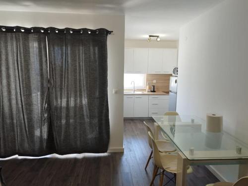 One-Bedroom Apartment image 7