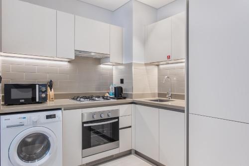 STAY BY LATINEM Luxury 2BR Holiday Home CV A813 near Burj Khalifa, Dubaj (fotografie 9)