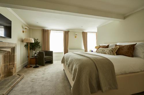 The Feathers Hotel Room Type - Deluxe Suite