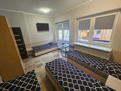 4 twin beds