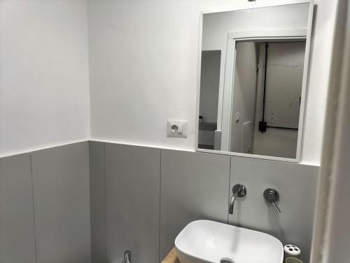 Cozy Apartment Near The station - image 12
