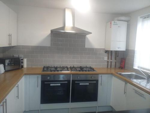 Liverpool 3-Bed House - Near City Center, Liverpool (photo 10)