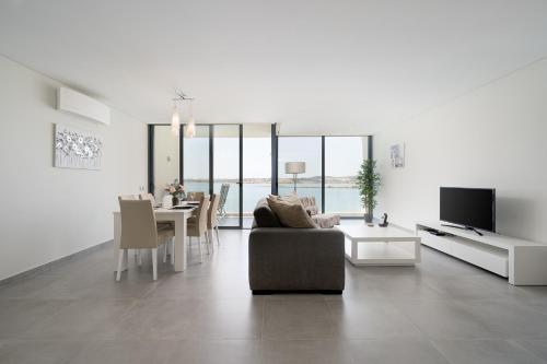 Shared lounge/TV area, Portimao Ocean Breeze With Pool by Homing in Estombar