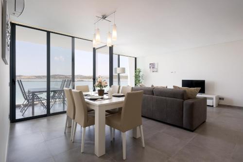 Facilities, Portimao Ocean Breeze With Pool by Homing in Estombar