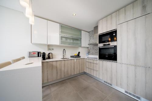 Kitchen, Portimao Ocean Breeze With Pool by Homing in Estombar