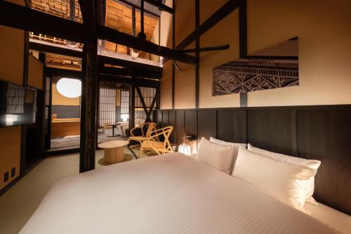 King Room image 4