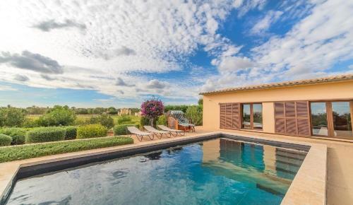 Tolles Ferienhaus in Campos mit Großem Pool