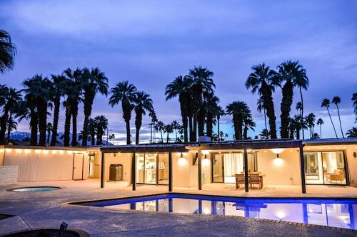 Luxurious Desert Estate W- Private Pool Views in Palm Desert, USA