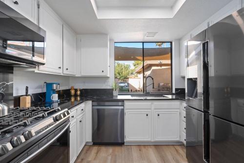 Contemporary Condo W Panoramic Views In Sunrise Cc in Rancho Mirage, USA