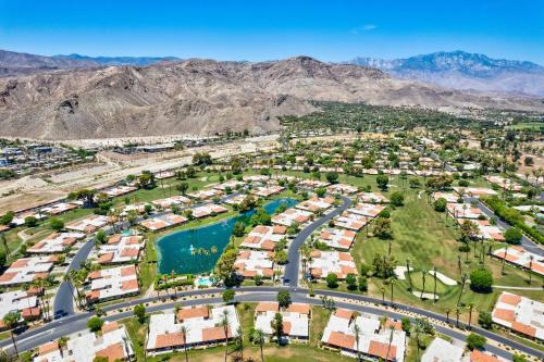 Contemporary Condo W Panoramic Views In Sunrise Cc in Rancho Mirage, USA