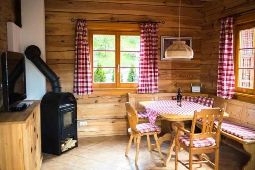 Schönes Ferienhaus in Sankt Margarethen Im Lungau mit Kleinem Garten und Bergblick