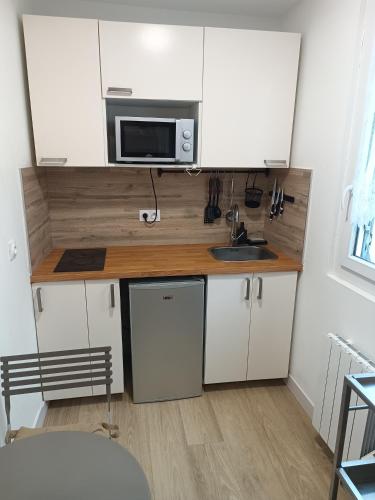 Kitchen, Lumineux appartement climatise near L'Aube de Figuerolles