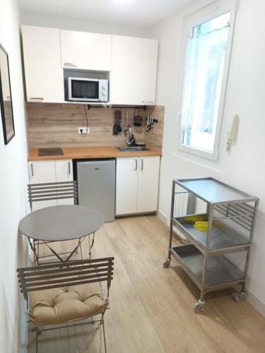 Kitchen, Lumineux appartement climatise near L'Aube de Figuerolles