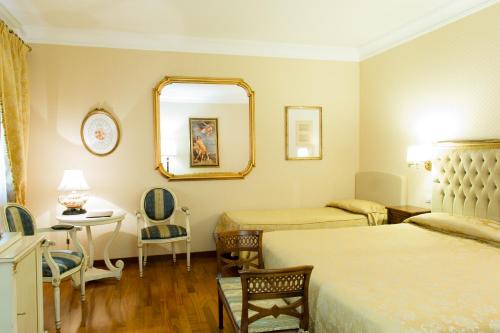 1 queen bed, 2 twin beds
