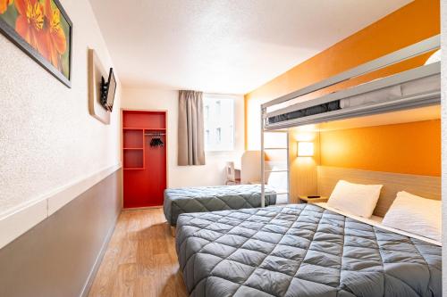 1 queen bed, 2 twin beds
