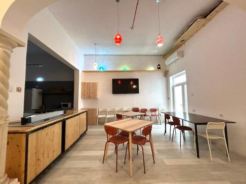 Dragon's Den Hostel 4