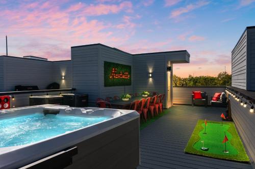 The Americana Abode Rooftop Hot Tub Game Room – khách sạn tại Gần Trung Tâm
