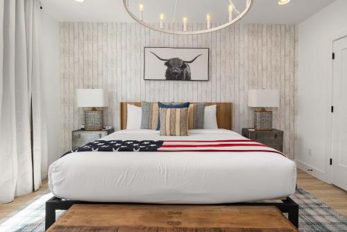 The Americana Abode Rooftop Hot Tub Game Room in Nashville, USA