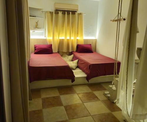 1 queen bed, 4 twin beds