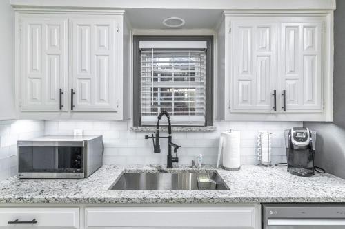Luxe Lake House with Pool & Hot Tub in Rowlett in Rowlett, USA