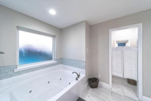 Luxe Lake House with Pool & Hot Tub in Rowlett in Rowlett, USA