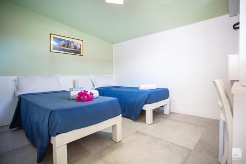 1 queen bed, 2 twin beds