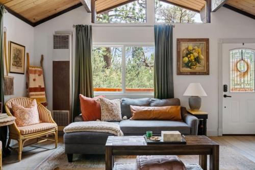Vintage Mountain Retreat in 大貝爾城 (CA)