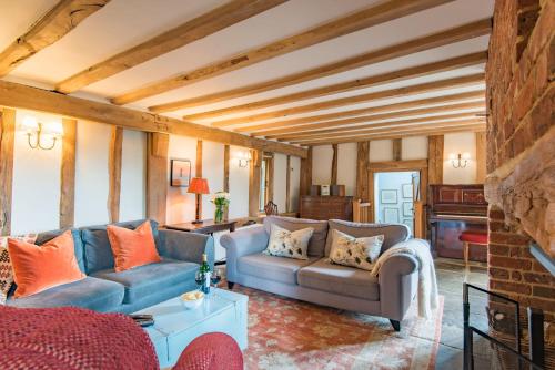 Фасада на хотела, Masketts Barn by Bloom Stays in Danehill