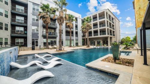 Urban Oasis 3BR Luxe Apt City with River Views and Pool in San Antonio, USA