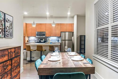 Urban Oasis 3BR Luxe Apt City with River Views and Pool in San Antonio, USA