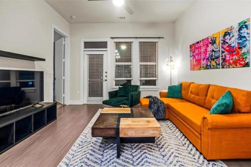 Urban Oasis 3BR Luxe Apt City with River Views and Pool in San Antonio, USA